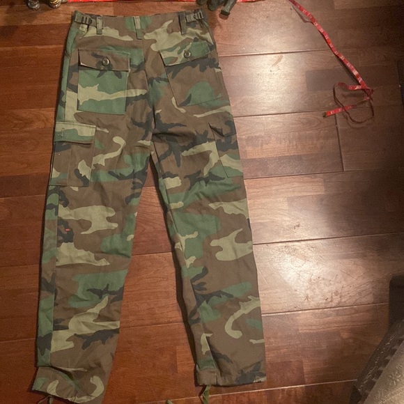 Camo pants fit size 1 - Picture 4 of 4